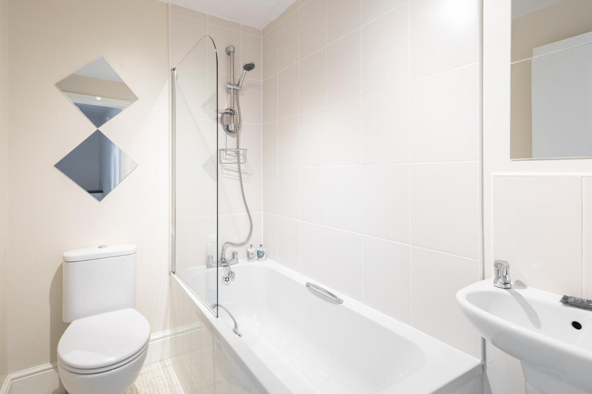 Apartment Host & - Trafalgar Square Scarborough